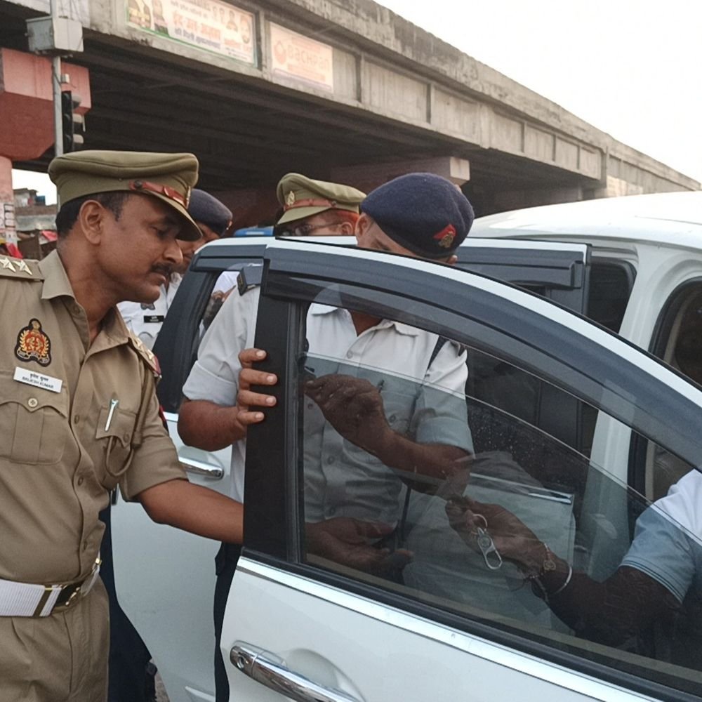 कानपुर में ट्रैफिक पुलिस ने ब्लैक फिल्म और हूटर हटाए:2 दर्जन से ज्यादा गाड़ियों पर कार्रवाई, शहर भर में अभियान चलेगा