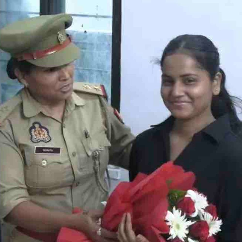 गोरखपुर में आयुषी बनीं एक दिन की महिला थाना प्रभारी:सुनीं महिलाओं की समस्याएं, समझा पुलिस का कामकाज