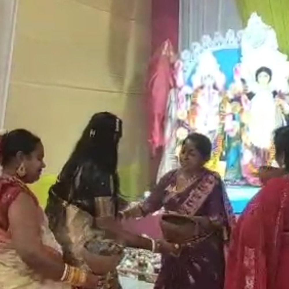 धुनुची नृत्य से भक्तिमय हुआ दुर्गा पूजा पंडाल:मुरादाबाद के लाइनपार में सर्वोदय विकास समिति ने किया आयोजन