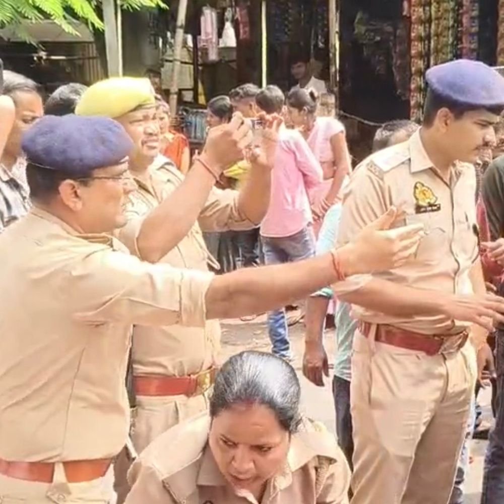करंट से युवक की मौत,परिजनों ने किया हंगामा:मेडिकल कॉलेज गेट पर लगाया जाम, पुलिस पर निजी काम कराने का लगाया आरोप