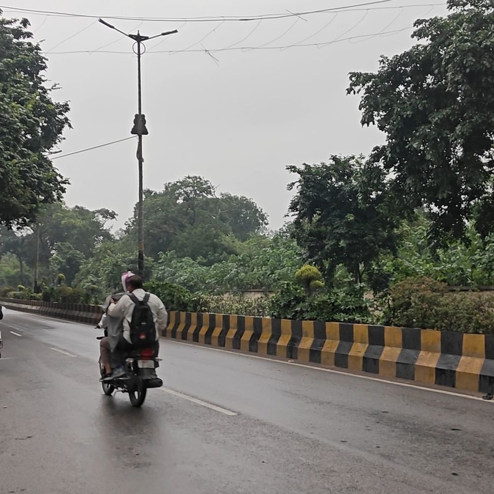 सहारनपुर में मौसम का बदला मिजाज...न्यूनतम तापमान 19°C पहुंचा:काली घटाओं के बीच बारिश और तेज हवाएं, बिजली कड़कने के साथ बूंदाबांदी