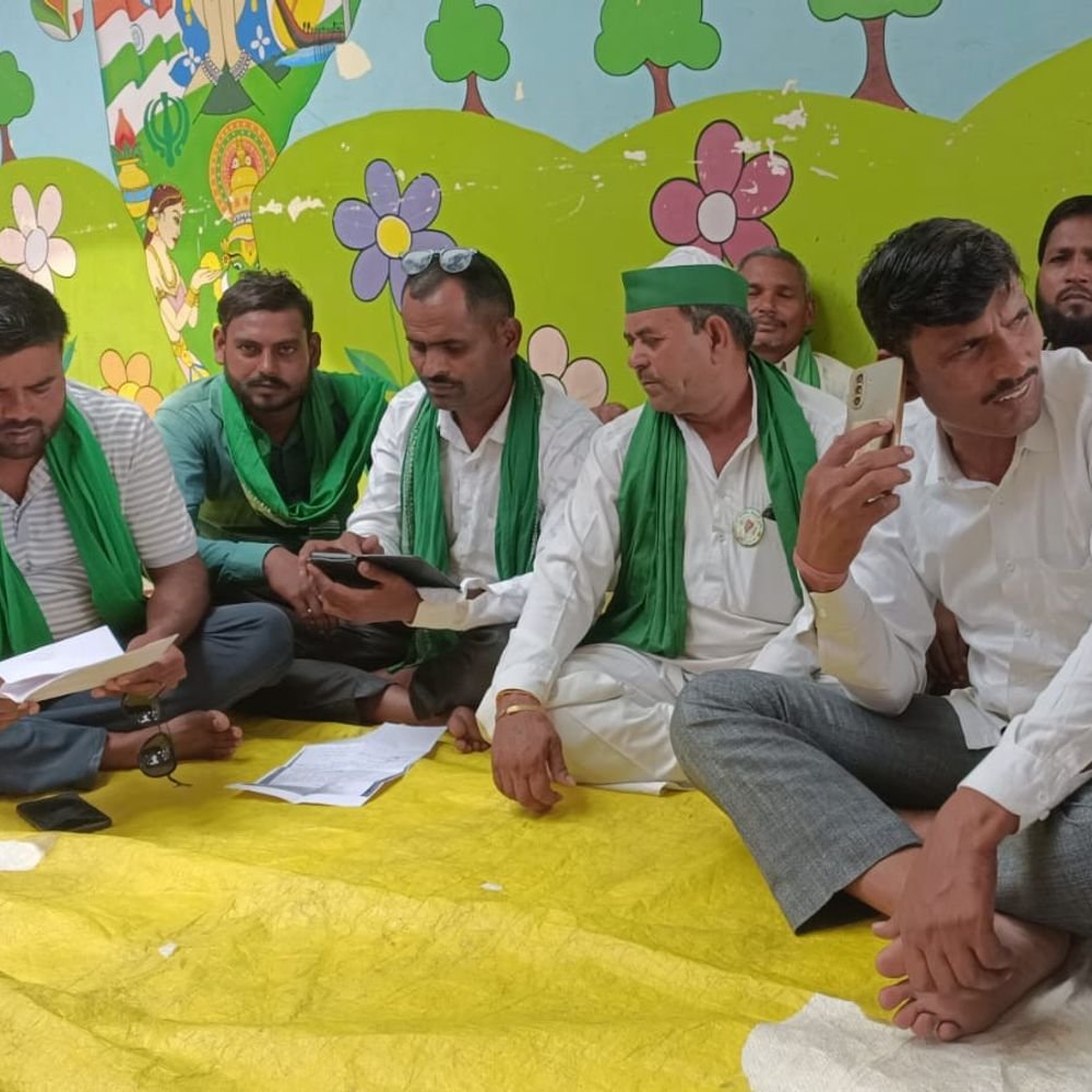 कासगंज में भाकियू के किसानों का तहसील पर धरना:कीचड़ भरे रास्ते से लेकर अवैध वसूली तक उठाईं समस्याएं, SDM को सौंपा ज्ञापन