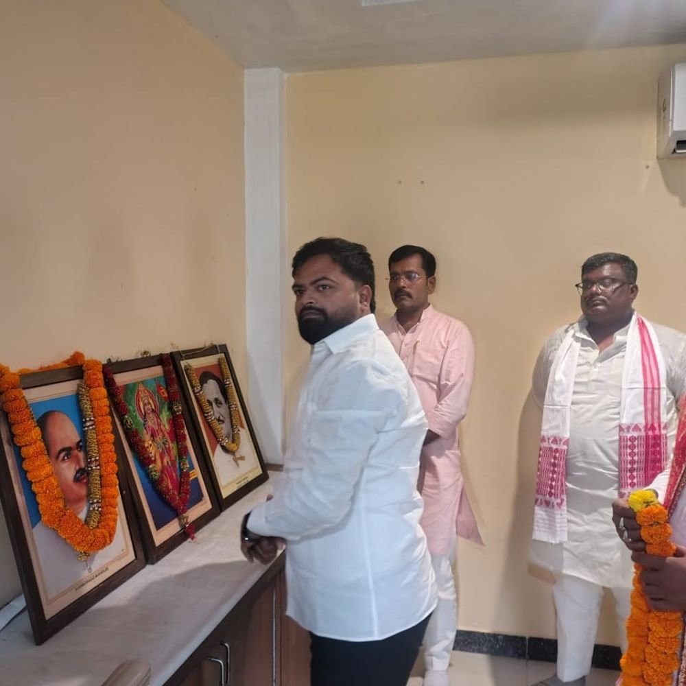 चंदौली भाजपा कार्यालय में महर्षि वाल्मीकि जयंती मनाई गई:पदाधिकारियों ने दीप जलाकर माल्यार्पण किया, सामाजिक समरसता पर जोर दिया