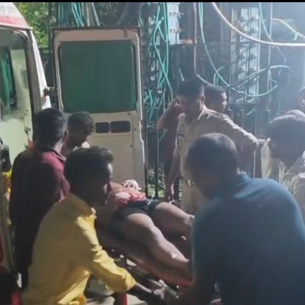 प्रधान का बेकरी के कारखाने की पार्टनरशिप का विवाद:बीच-बचाव करने गए युवक के पेट में लगी गोली गंभीर हालत में लखनऊ रेफर