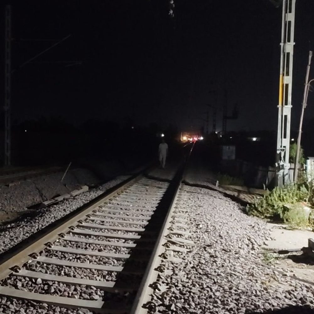 ट्रेन की चपेट में आने से बुजुर्ग की मौत:बांदा से चित्रकूट अमावस्या मेले में जाने के लिए घर से निकले थे