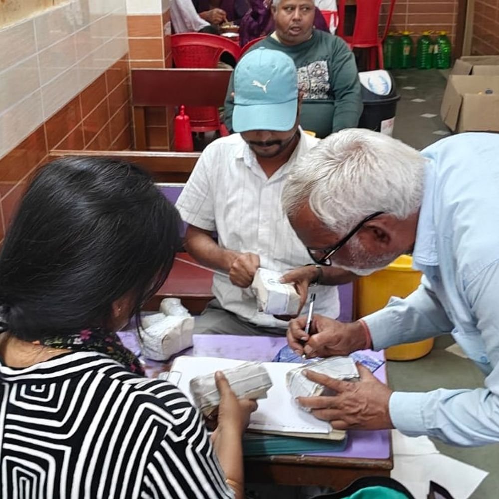 आजमगढ़ में दीपावली से पहले खाद्य सुरक्षा विभाग की छापेमारी:छह नमूने जांच के लिए भेजे, 140 किलो खाद्य सामग्री मौके पर कराई गई नष्ट