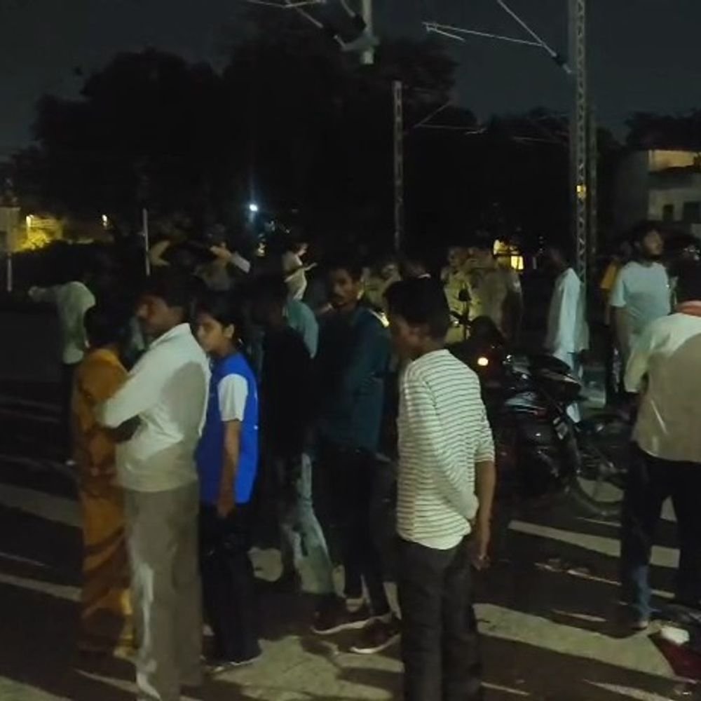 सीतापुर में खड़ी बस अचानक स्टार्ट होकर अनियंत्रित हुई:सड़क किनारे एंगल से टकराई, बालिका समेत तीन घायल, सीएचसी में प्राथमिक उपचार मिला