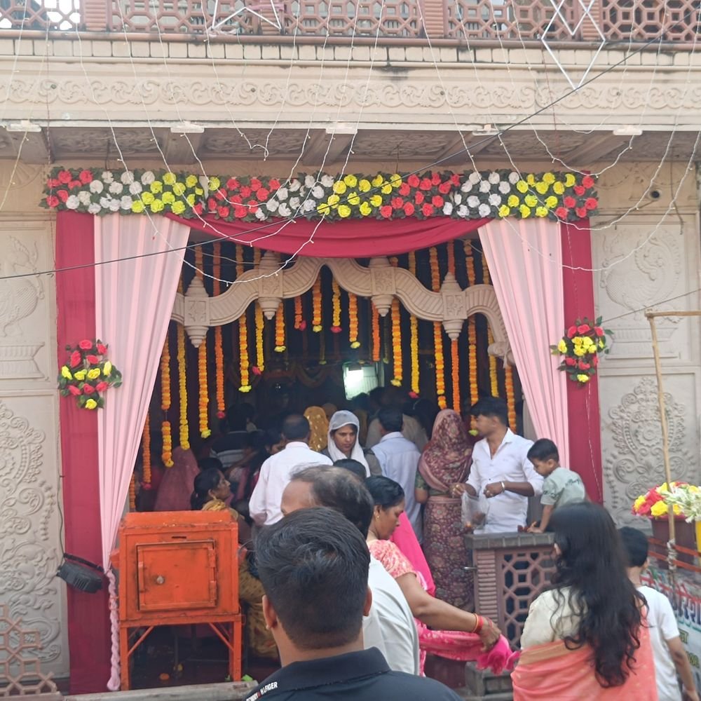 सोनभद्र के देवी मंदिरों में नवरात्र के पहले दिन भीड़:शीतला माता मंदिर में 3 हजार भक्तों ने किए दर्शन, सुरक्षा को लेकर पुलिस सतर्क