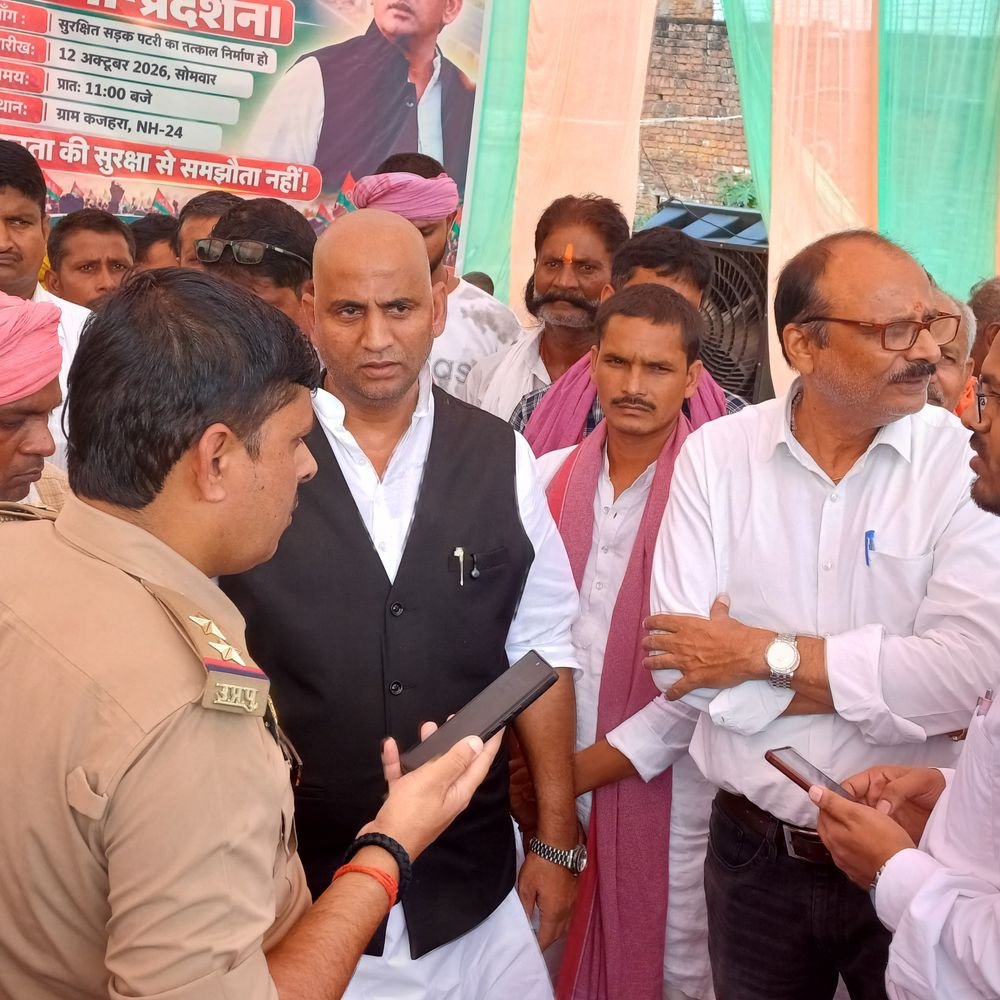 चंदौली में सपा के पूर्व विधायक ने किया प्रदर्शन:सड़क पटरी न बनने पर गाजीपुर-सैयदराजा NH 24 पर घोटाले का आरोप