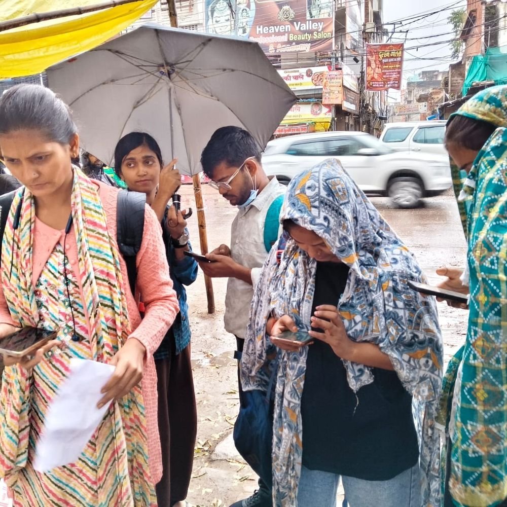 प्रतापगढ़ में बारिश के बीच छाता लेकर आए अभ्यर्थी:21 केंद्रों पर होगी PET परीक्षा, जूते उतरवाकर ली जा रही है तलाशी