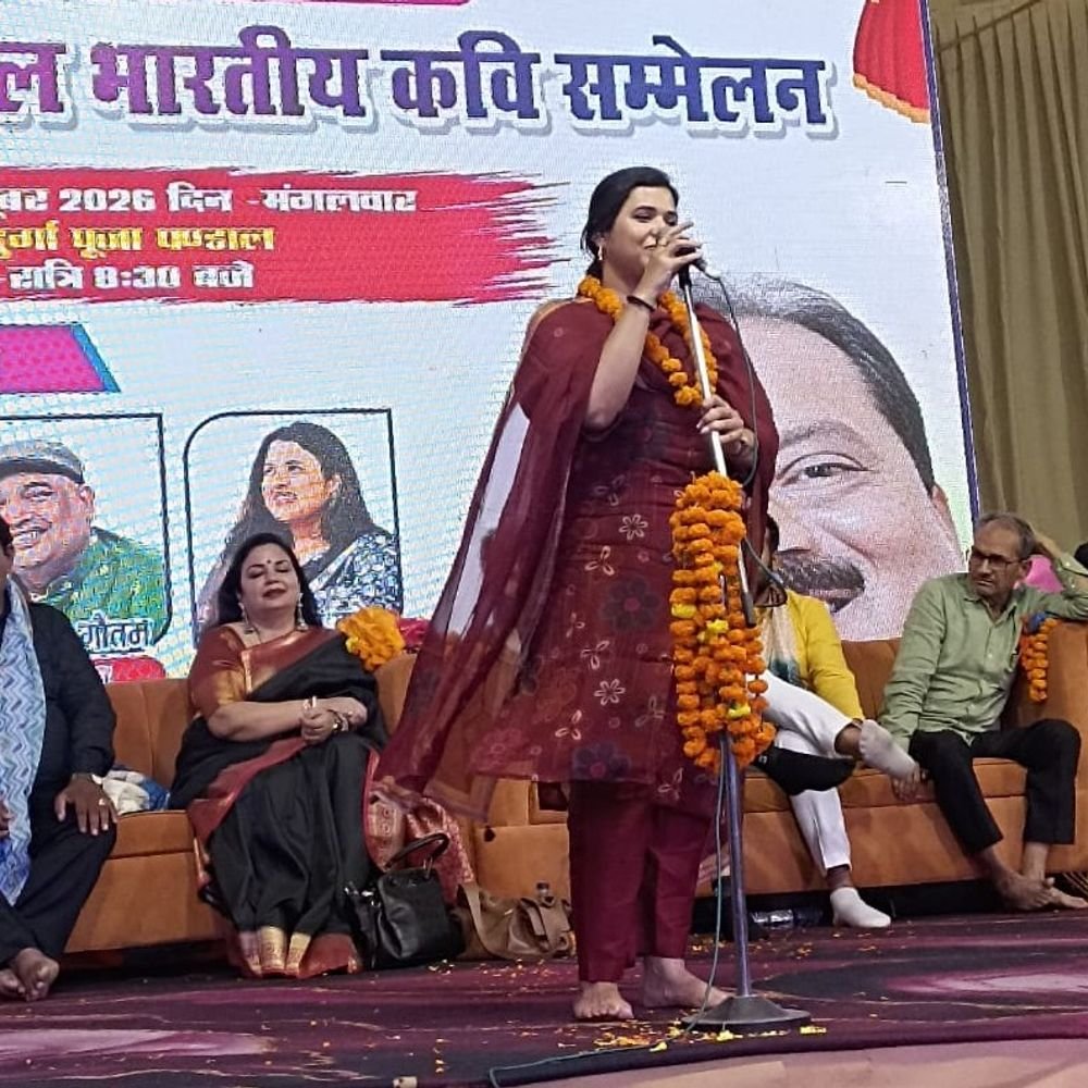 लखनऊ के सहारा स्टेट में दशहरे पर कवि सम्मेलन:रावण दहन के बाद साहित्य और संगीत की महफिल सजी, 26 साल से जारी परंपरा