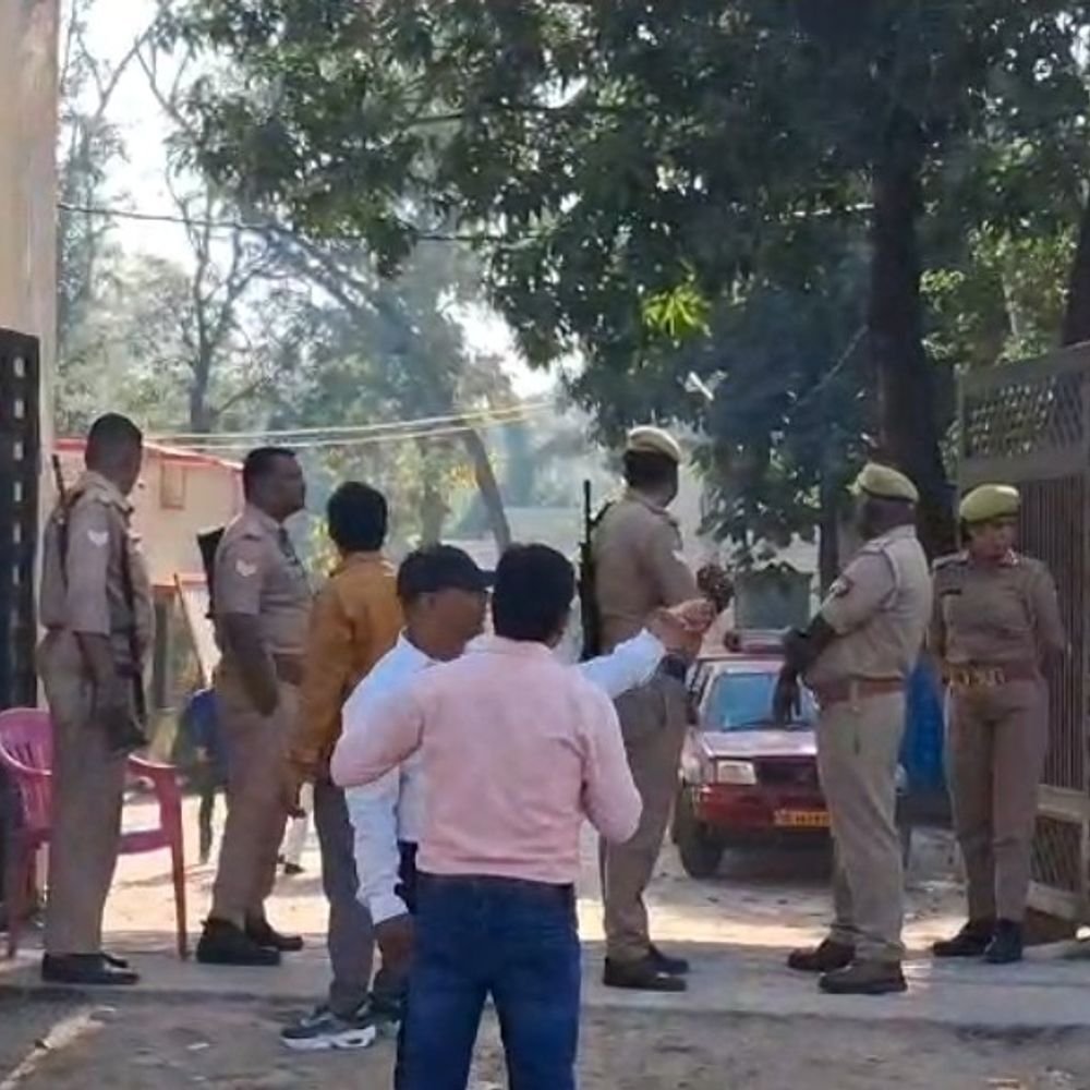 श्रावस्ती में शिक्षक निर्वाचन के लिए मतदान जारी:पांच मतदान केंद्रों पर 1004 मतदाता कर रहे वोटिंग, सुरक्षा के कड़े इंतजाम किए गए