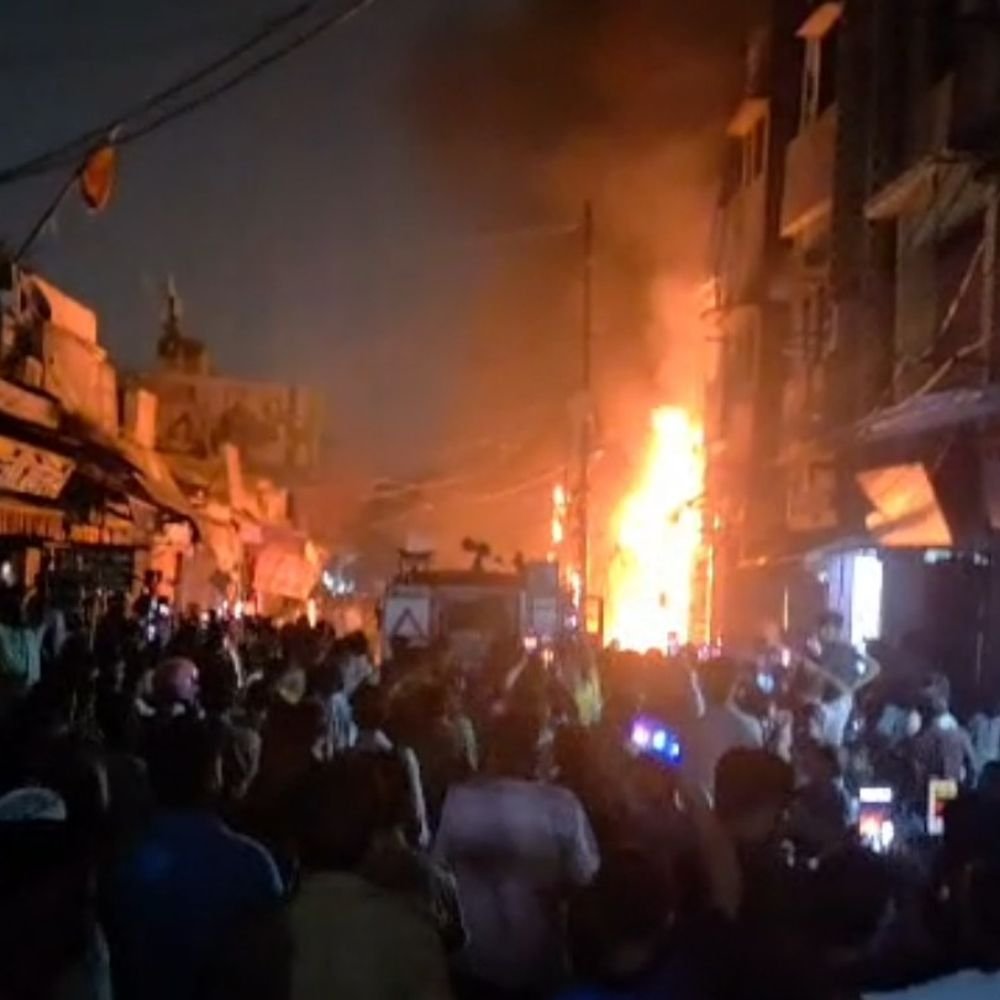 लखनऊ में ईवी बाइक शोरूम में भीषण आग लगी:फायर ब्रिगेड की 10 गाड़ियां पहुंची, दो दुकानों को चपेट में लिया