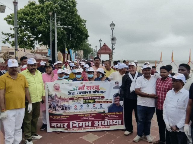 दीपोत्सव से पहले अयोध्या हुई एकजुट:सरयू घाटों पर चला विशेष अभियान, संतों से लेकर डॉक्टर और अधिवक्ताओं तक ने किया श्रमदान