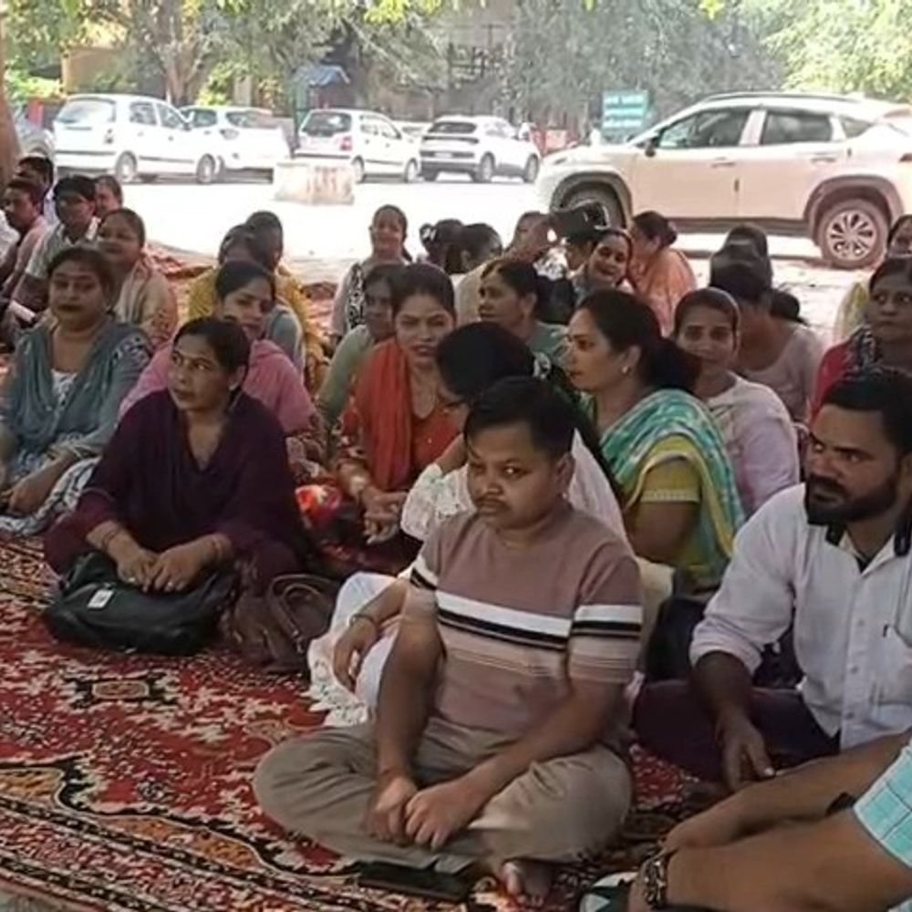 बागपत में NHM संविदा कर्मचारियों सीएम को भेजा ज्ञापन:नियमितीकरण-समान वेतन समेत कई मांगों को लेकर आंदोलन की चेतावनी
