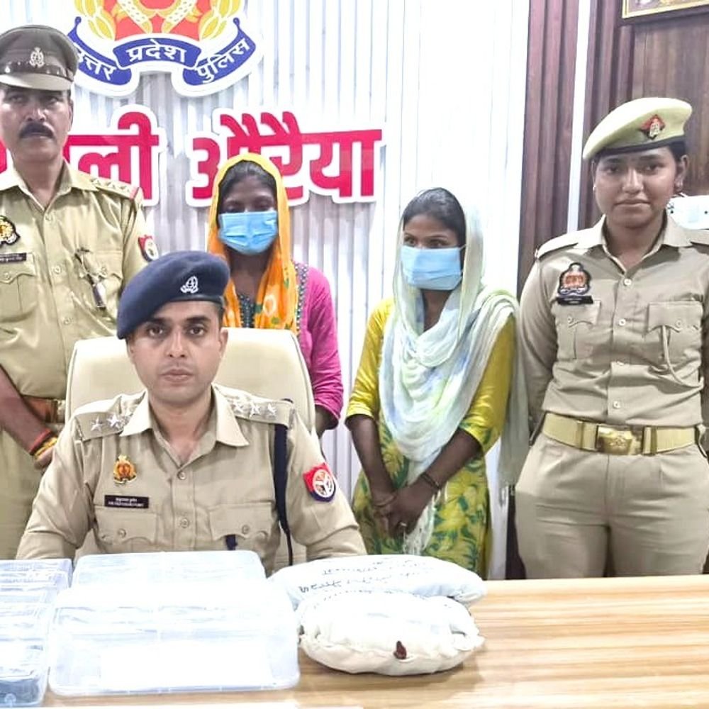 ई-रिक्शे में महिलाओं के गहने चुराने वाली दो गिरफ्तार:पुलिस ने पांच सोने की चेन, तीन मंगलसूत्र, चार अंगूठियां समेत गहने जब्त किए