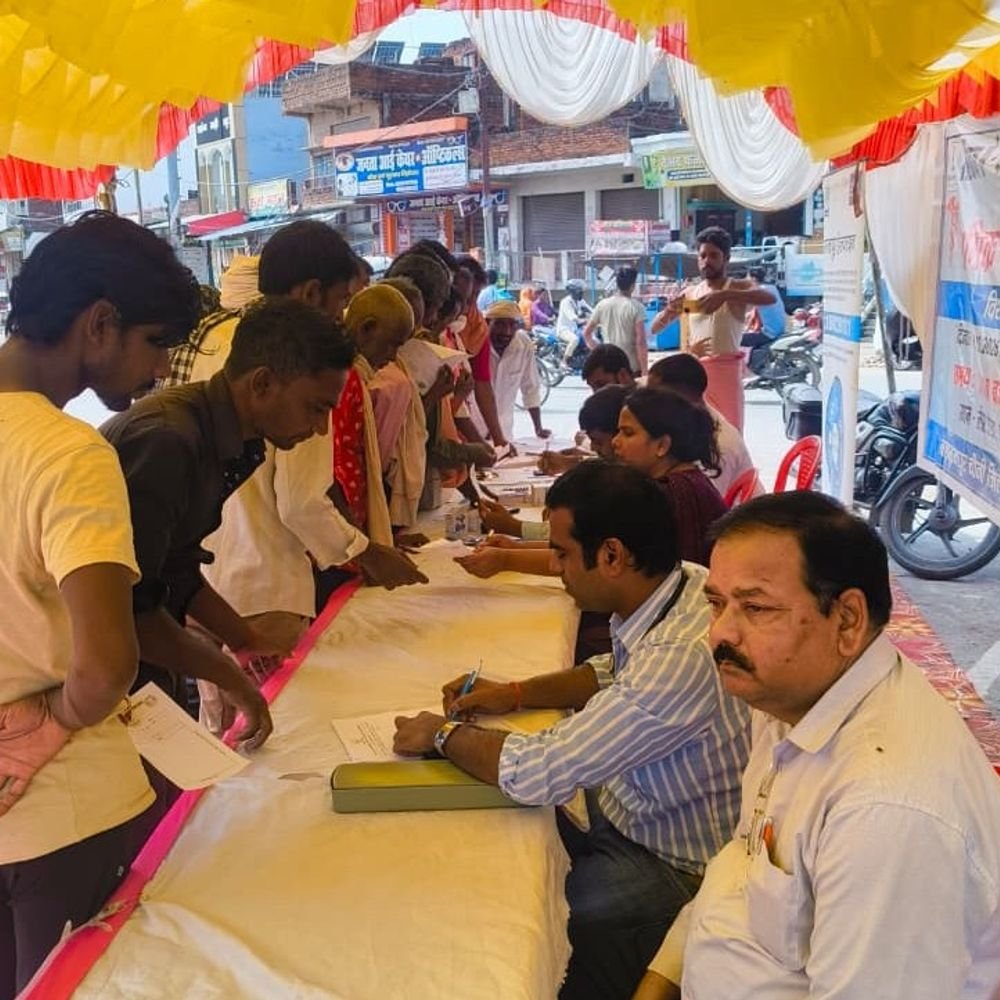 अम्बेडकरनगर में 535 श्रमिकों का स्वास्थ्य परीक्षण:मुफ्त जांच के साथ दवाएं बांटीं, सरकारी योजनाओं से जोड़ा