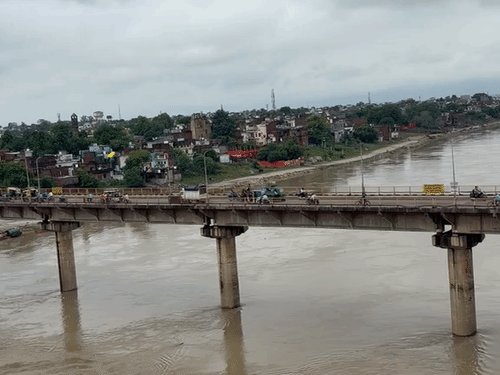 प्रयागराज में सुबह-शाम ठंड, दिन में धूप के साथ हल्की-धुंध:AQI 124, रात 10 बजे के बाद ग्रामीण इलाकों में छाने लगा कोहरा