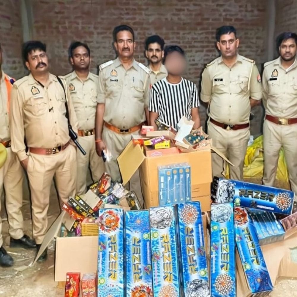 फतेहपुर में युवक अवैध पटाखों के साथ गिरफ्तार:पुलिस ने निर्माणाधीन मकान से 105.4 किलो पटाखे जब्त किए