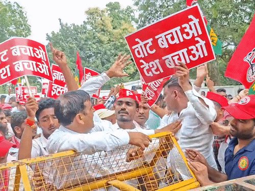 अयोध्या में सपा का प्रदर्शन:ज्ञानेश कुमार के इस्तीफे की मांग को लेकर गांधी पार्क से कचहरी तक निकाला मार्च, कार्यकर्ताओं ने फूंका पुतला