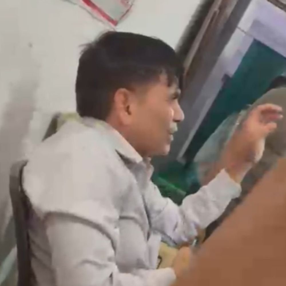 युवती से बैड टच करने पर सरकारी डॉक्टर की पिटाई,VIDEO:सिद्धार्थनगर में अल्ट्रासाउंड करते समय की गंदी हरकत, 2 मिनट में पड़े 6 चाटे