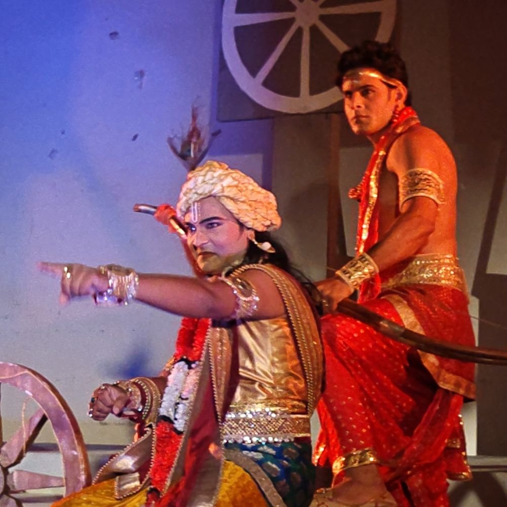 हरदोई में रश्मिरथी मंचन से जीवंत हुई कर्ण की वीरगाथा:रसखान प्रेक्षागृह में दिनकर की कालजयी रचना ने मोहा दर्शकों का मन