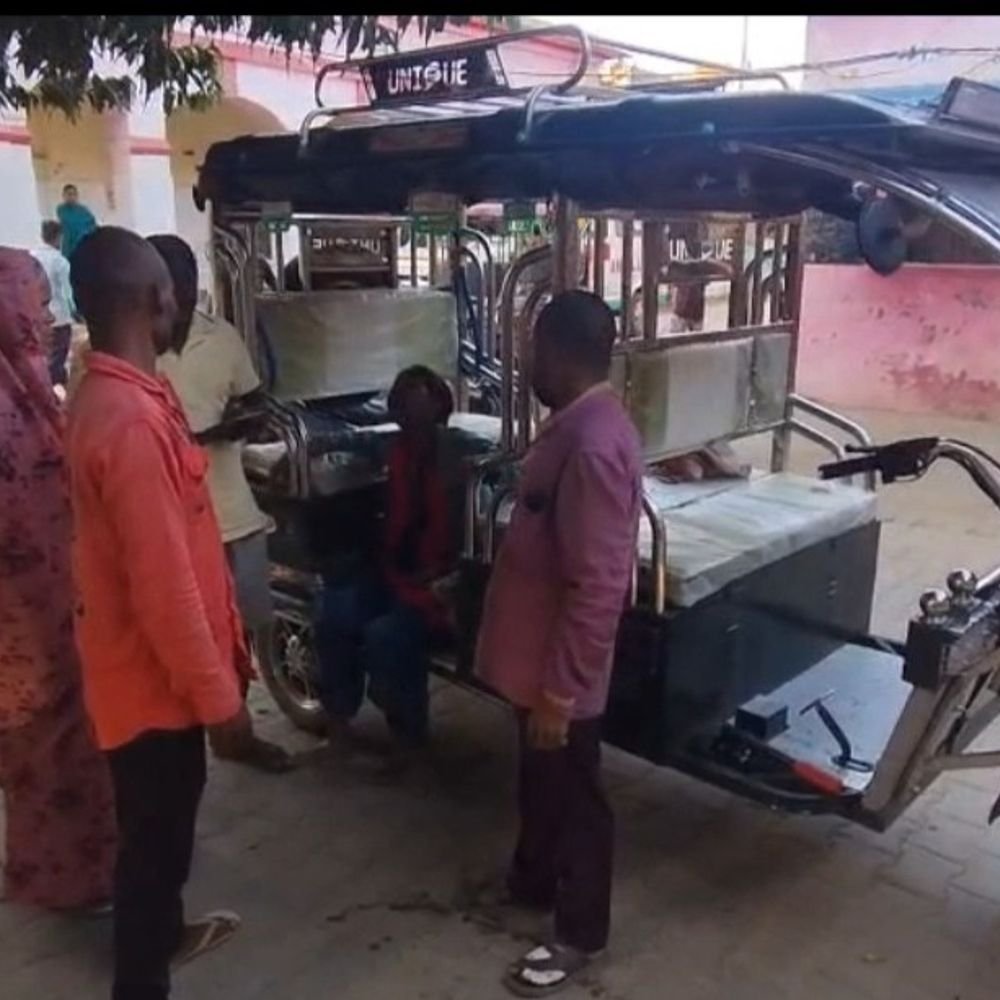 ई-रिक्शा पलटने से 4 साल की बच्ची की मौत:बदायूं में मथुरा हाइवे पर बाइक सवार को बचाने की कोशिश में हुआ हादसा