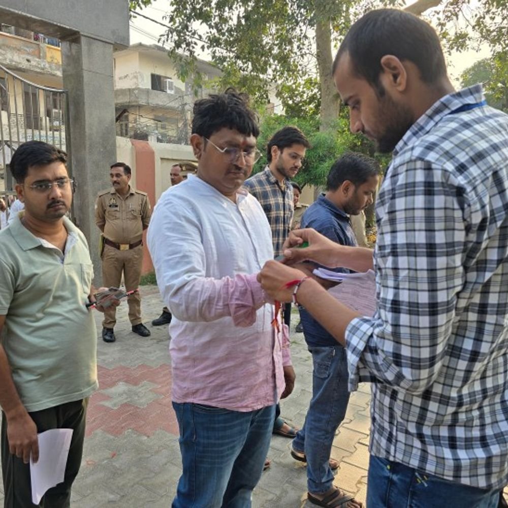 मथुरा ने UPSSC PET परीक्षा शुरू:33 परीक्षा केंद्र बनाए गए,सुरक्षा के कड़े इंतजाम,हाथ पर बंधे कलावा काटे