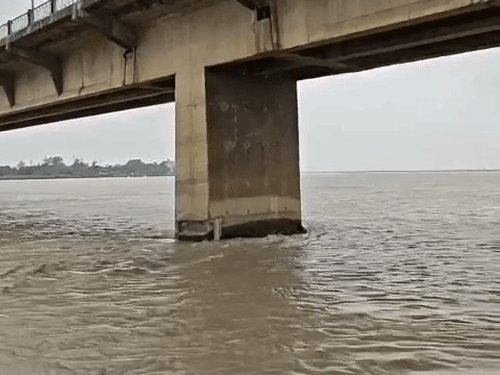 मऊ में सरयू नदी खतरा बिंदु से 30 सेमी ऊपर:तटवर्ती गांवों में घुसा बाढ़ का पानी, सड़कें और फसलें डूबीं; 3 नगर वार्ड भी जलमग्न