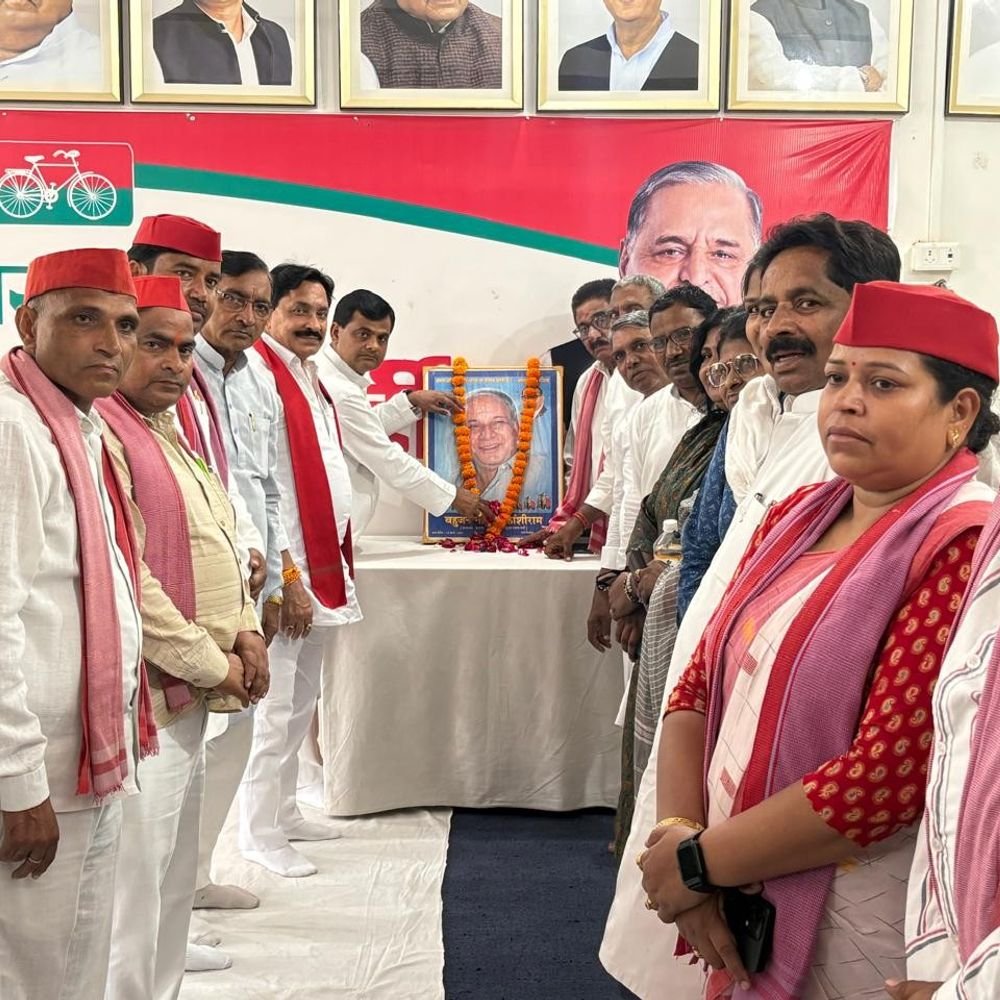 सपा कार्यालय में मान्यवर कांशीराम की पुण्यतिथि मनाई:जिलाध्यक्ष ने श्रद्धांजलि दी, सामाजिक न्याय के संघर्ष को याद किया