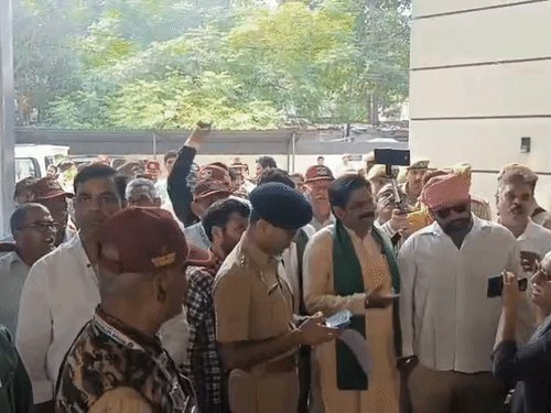 आयुष हत्याकांड की CBI जांच की मांग, धरना प्रदर्शन:पिता ने कहा- गाजियाबाद पुलिस ने सांठगाठ कर आरोपियों को बचाया, पुलिस कमिश्नर ने जांच बैठाई