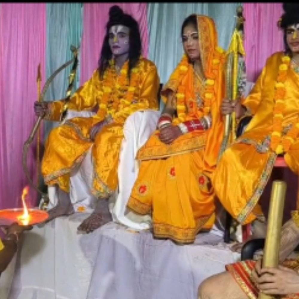 विंध्याचल में रावण दहन के बाद पुतला लूटने की परंपरा:मिर्जापुर के लोग मानते हैं कि इसके अंश से बुरी आत्माएं और खटमल दूर रहते हैं