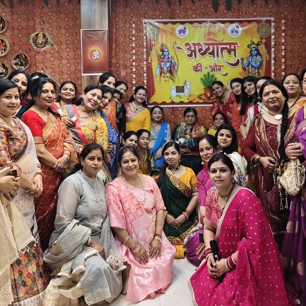 लखीमपुर खीरी में नवरात्र महोत्सव में महाआरती और गरबा:कन्या पूजन और डांडिया से भक्तिमय हुआ माहौल, देर रात तक चला कार्यक्रम