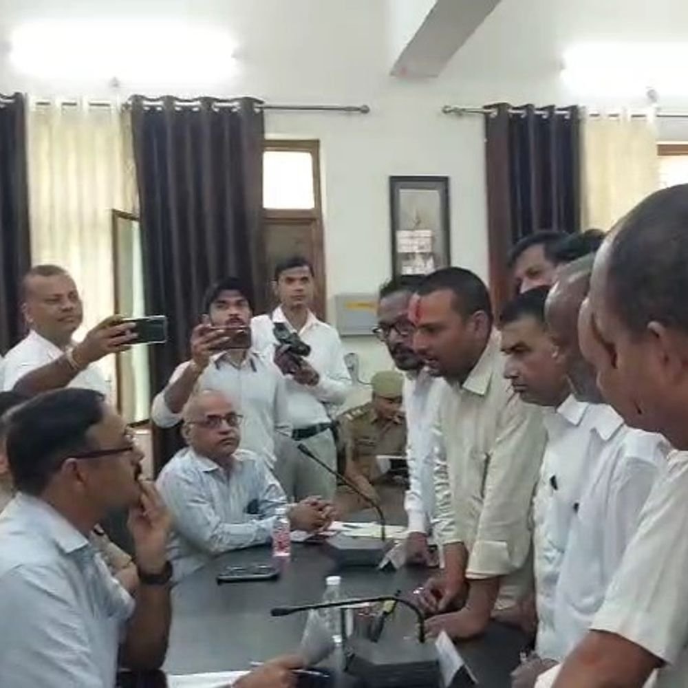 पूरनपुर में अधिवक्ताओं ने डीएम को ज्ञापन सौंपा:अस्थाई चैंबरों से छेड़छाड़ न करने की मांग, विधायक और सांसद का भी मिला समर्थन