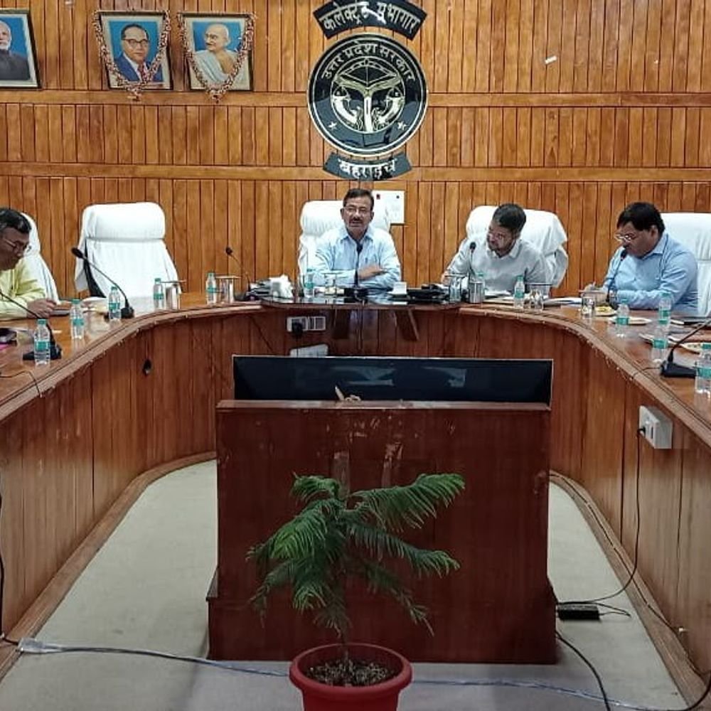बच्चों की डिजिटल उपस्थिति कम मिलने पर डीएम सख्त:फखरपुर और तेजवापुर के बीईओ का वेतन रोका, प्रतिकूल प्रविष्टि के निर्देश