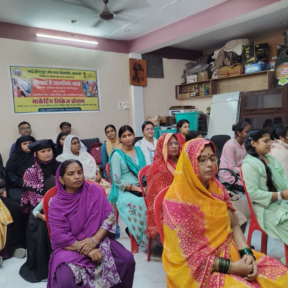 वाराणसी में ग्रामीण महिलाओं का संवाद कार्यक्रम:हुनर से आत्मनिर्भरता की मिली जानकारी, डिजिटल बैंकिंग अपनाने पर दिया जोर