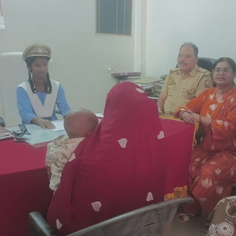 श्रावस्ती मे 6 छात्राओं को एक दिन का अफसर बनाया:आईटीआई प्रिंसिपल नाहिद, थाना अध्यक्ष बनीं शालिनी और प्रधान और मैनेजर बनी छात्राएं