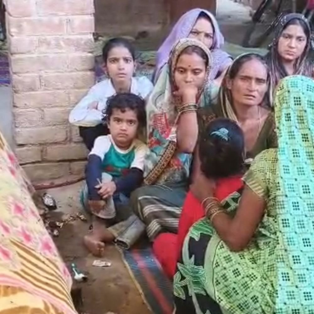 जादू-टोने के शक में युवक की चाकू से हत्या:24 घंटे शव रखकर इंसाफ मांगा, पत्नी ने बीजेपी नेता के पैर पकड़े