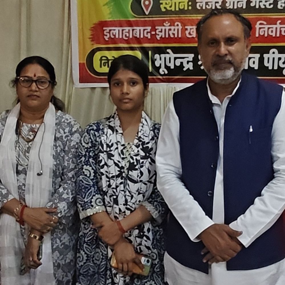 प्रयागराज में अधिवक्ता सतीश श्रीवास्तव के परिवार से मिले सपा-प्रत्याशी:बेटियों की मदद का दिया भरोसा, सरकार की कानून-व्यवस्था पर उठाए सवाल