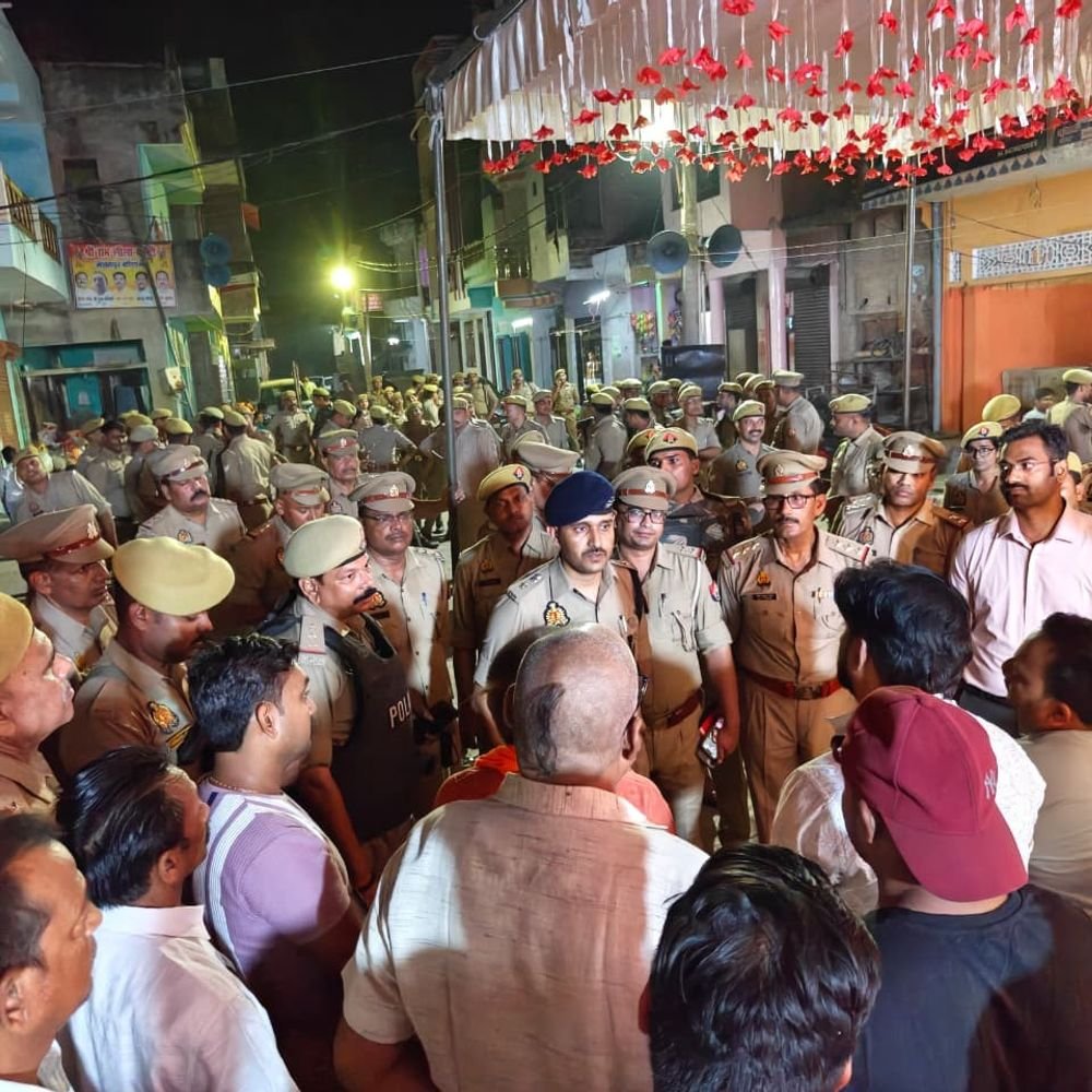 एसपी सत्यनारायण ने मंझनपुर में किया पैदल गश्त:त्योहारों से पहले सुरक्षा परखी, संदिग्ध गतिविधियों पर नजर रखने के निर्देश दिए