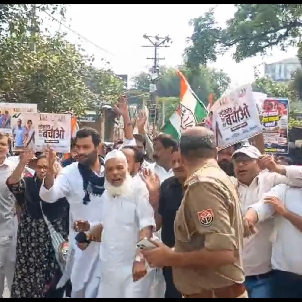 चुनाव आयुक्त के इस्तीफे की मांग पर कांग्रेस का प्रदर्शन:बिजनौर में पार्टी दफ्तर से विकास भवन तक नारेबाजी