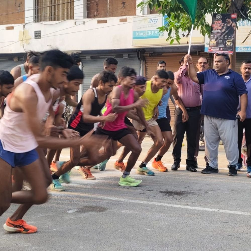 आजमगढ़ में गांधी जयंती पर क्रॉस कंट्री रेस:157 खिलाड़ियों ने लिया हिस्सा; गौतम और किरन वर्मा रहे अव्वल