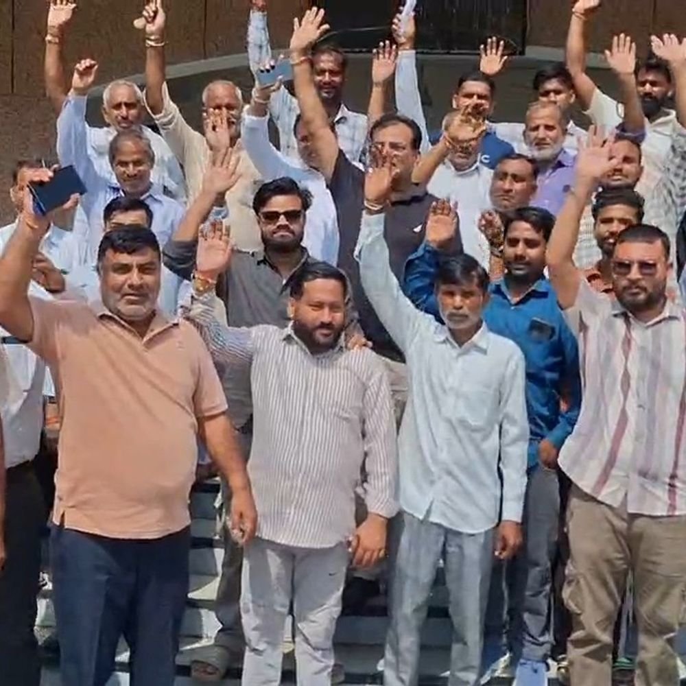 100 से ज्यादा बंदरों ने गांव में मचाया आतंक:बच्चों पर हमला कर छीने टिफिन-किताबें, ग्रामीण पहुंचे डीएम कार्यालय