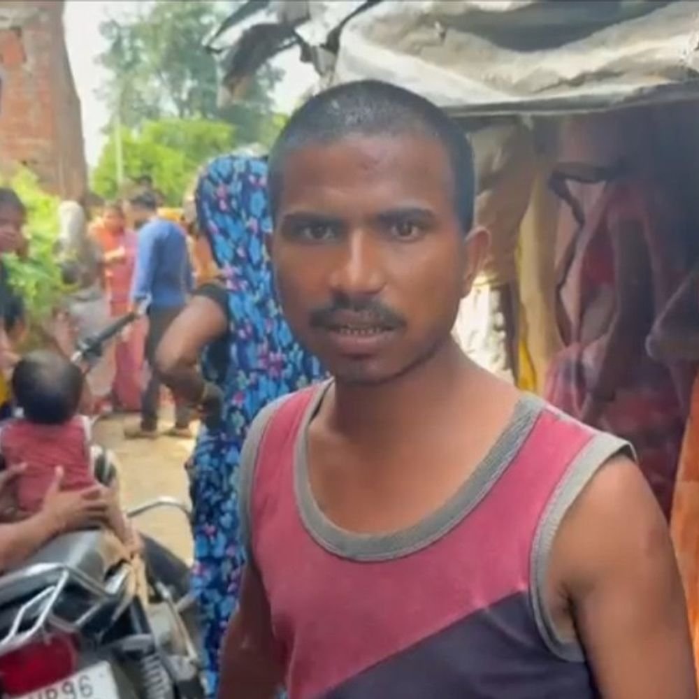 चित्रकूट में नाली बंद होने से घरों में घुसा पानी:ग्रामीणों ने प्रशासन से गुहार लगाई, समाज सेविका ने गांव पहुंचकर सुनी समस्या