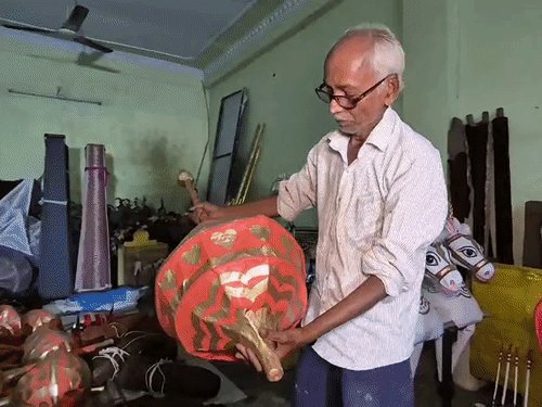 प्रयागराज में कई पीढ़ीयों से कर रहे रामलीला में सेवा:निसार बोले-मोहर्रम में ताजिए और दशहरा में रामलीला का अस्त्र-शस्त्र करते हैं तैयार