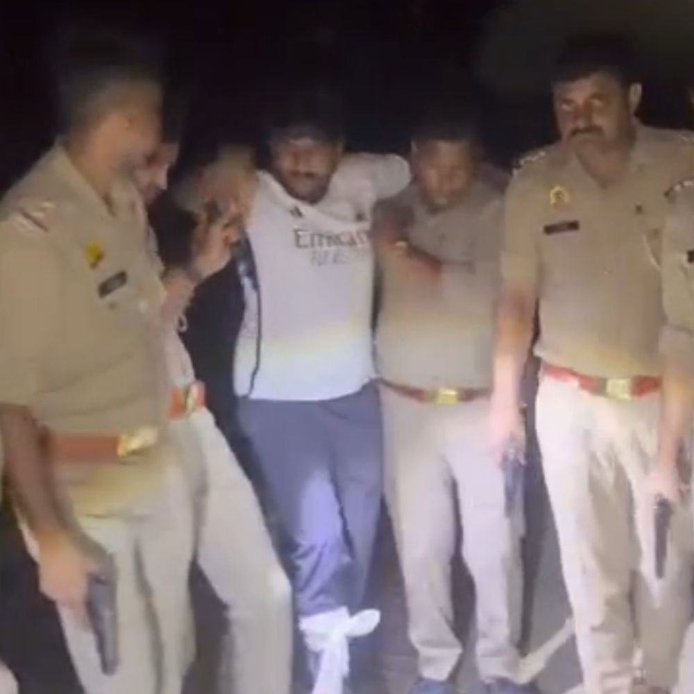 शराब की दुकान से लूट के आरोपी का हाफ एनकाउंटर:मुठभेड़ के बाद गिरफ्तार, अवैध हथियार, मोटरसाइकिल और 3200 रुपये बरामद