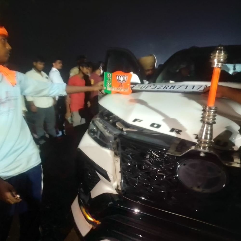 बाराबंकी में फॉर्च्यूनर की टक्कर से मजदूर की मौत:सड़क पार कर रहा था, भाजपा का झंडा लगी गाड़ी ने रौंदा