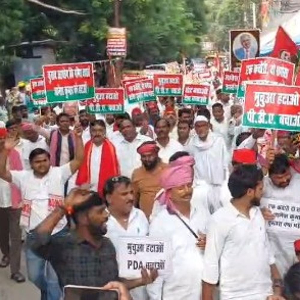 भदोही में सपा कार्यकर्ताओं ने चुनाव आयुक्त का पुतला फूंका:‘वोट बचाओ-देश बचाओ, संविधान बचाओ’ के नारे लगाए, इस्तीफे की मांग