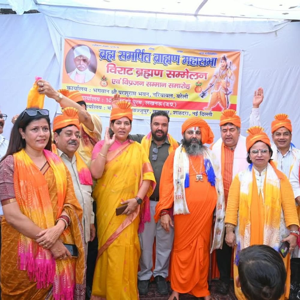 बरेली में मेधावी बच्चों का सम्मान समारोह:151 छात्र-छात्राओं को प्रतीक चिह्न और प्रमाण पत्र देकर किया सम्मानित