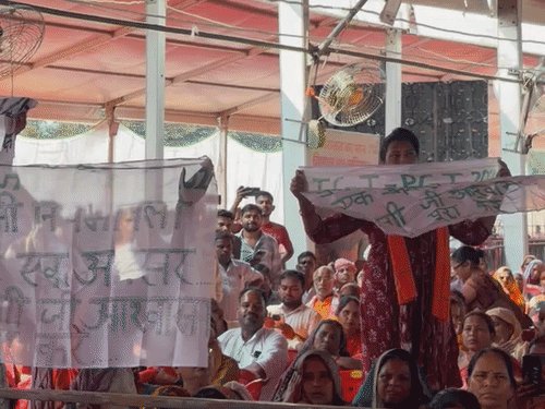 CM योगी के संबोधन के बीच छात्राओं ने लहराए पोस्टर:TGT-PGT की पुरानी नियमावली बहाली की मांग, छात्राएं महिलाओं के बीच बैठी थी